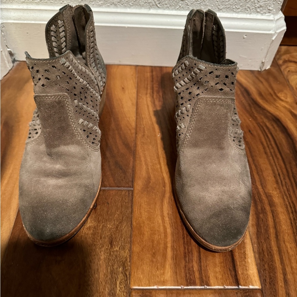 Vince Camuto booties. Very lightly worn. Excellent condition. Size 7